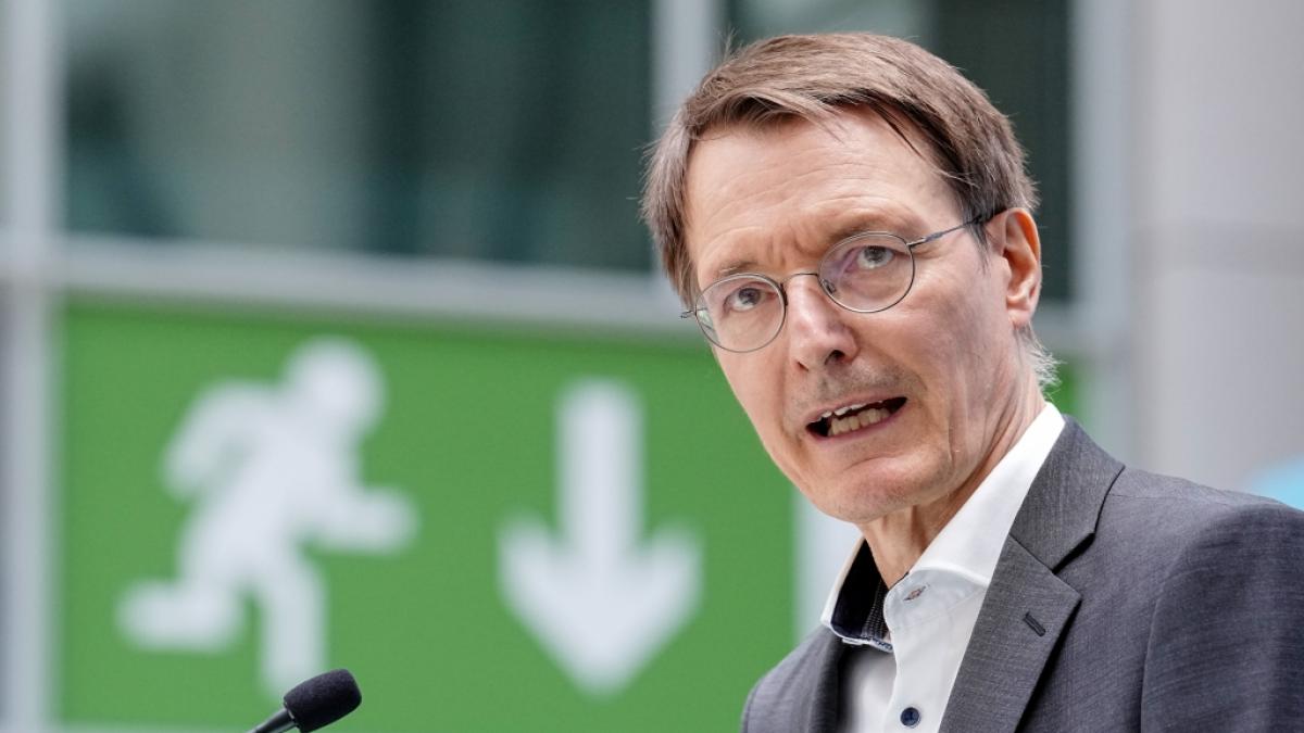 Gesundheitsminister Karl Lauterbach will die Krankenkassenbeitr&auml;ge im kommenden Jahr stark erh&ouml;hen. (Foto)