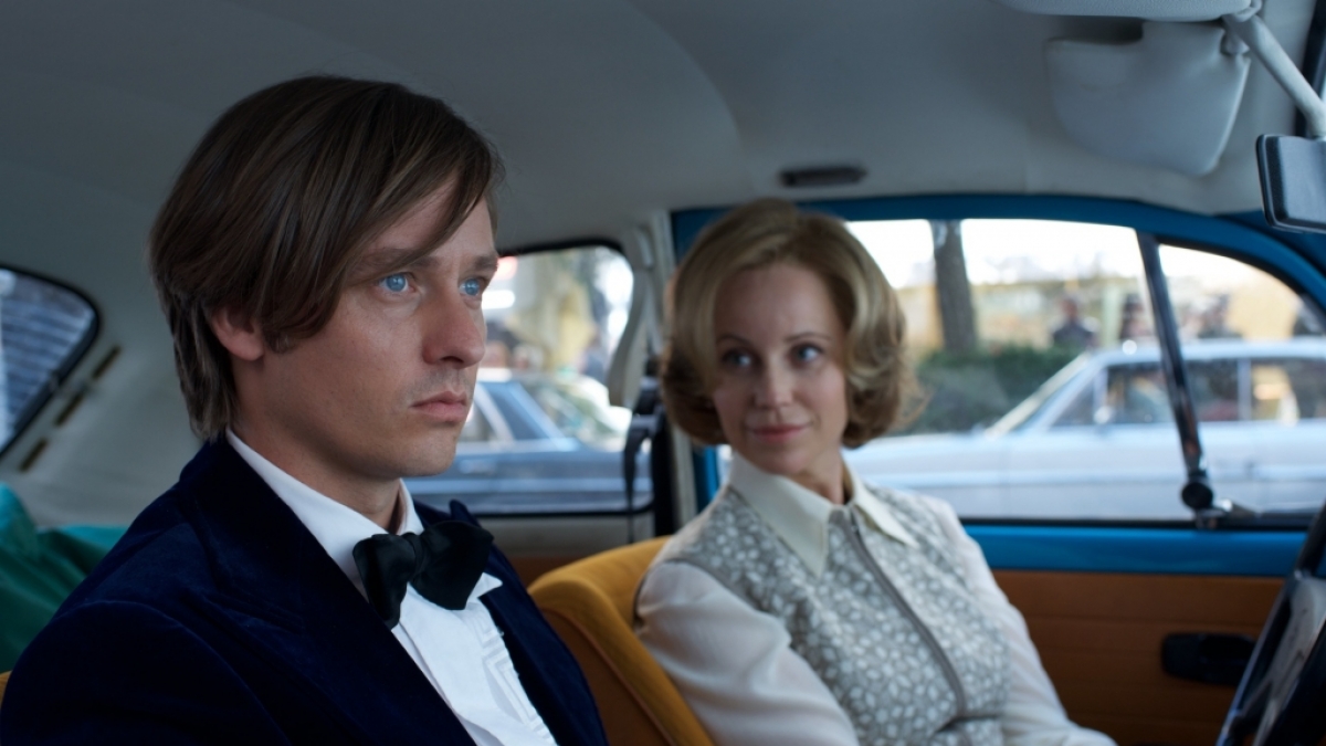 Tom Schilling (links) als Stasi-Agent mit&nbsp;Sofia Helin im ZDF-Dreiteiler "Der gleiche Himmel". (Foto)