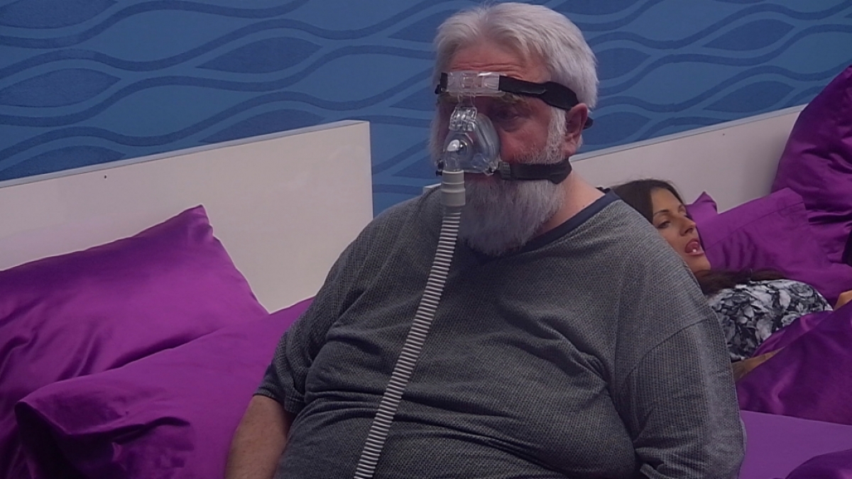 Mit Schlafmaske bei "Promi Big Brother": Wilfried Gliem. (Foto)