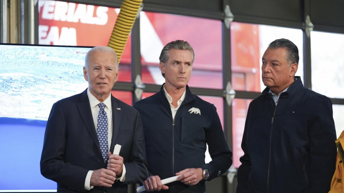 Joe Biden (l.) hat w&auml;hrend eines Briefings &uuml;ber die anhaltenden Waldbr&auml;nde in S&uuml;dkalifornien verk&uuml;ndet, dass er Gro&szlig;vater geworden ist. (Foto)