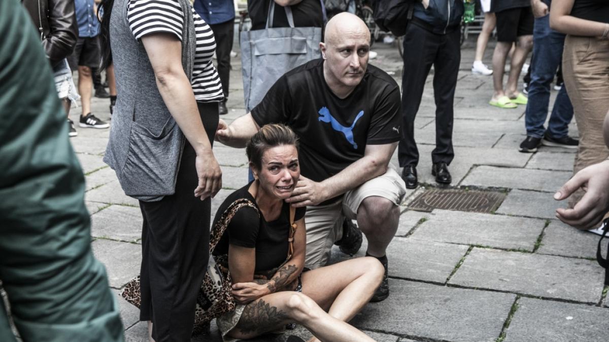 Menschen helfen einer Frau vor dem Einkaufszentrum Fields in Kopenhagen, D&auml;nemark. (Foto)