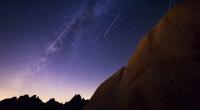 Der Sternschnuppenstrom der Perseiden lässt pro Stunde bis zu 100 Meteore über den Himmel flitzen.