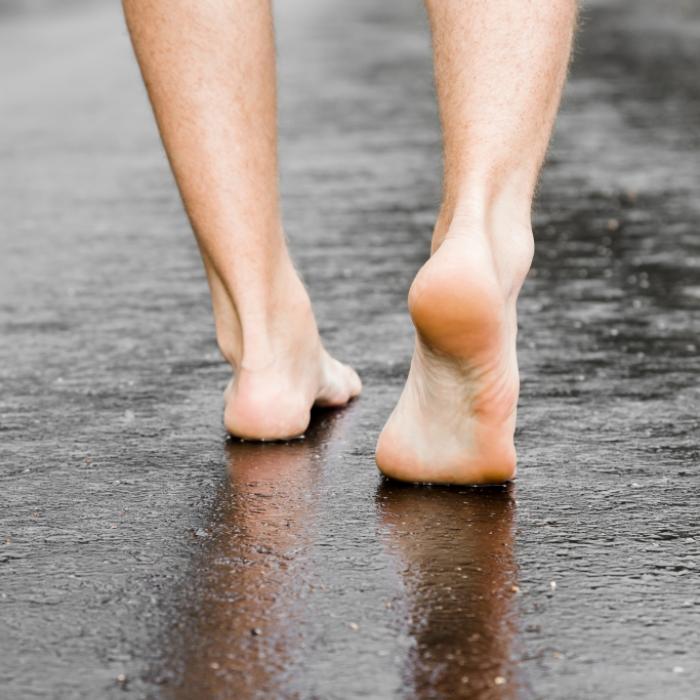 Leicht bekleideter Mann lässt seine Schlange an die frische Luft