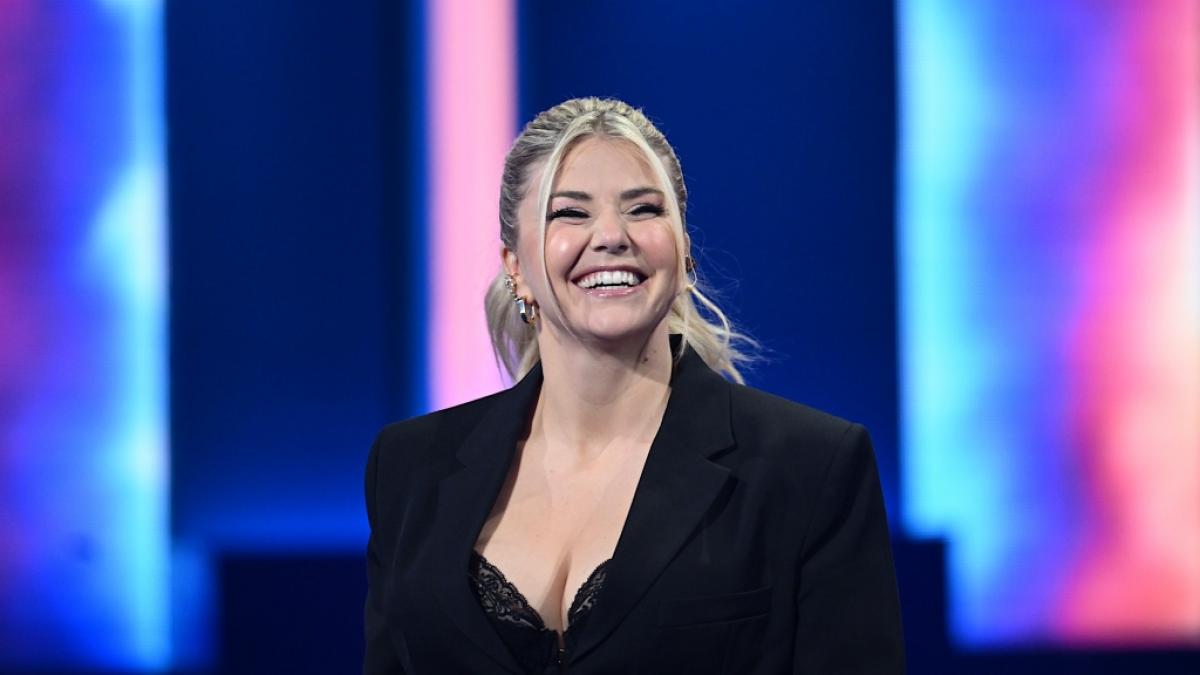 Sie strahlt in die Kamera: DSDS-Jurymitglied Beatrice Egli. (Foto)
