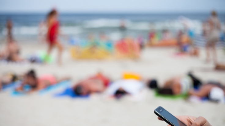 Handynutzer sollen bei Reisen in andere EU-Länder vom 15. Juni 2017 an ohne zusätzliche Gebühren telefonieren, SMS senden oder im Netz surfen können.
