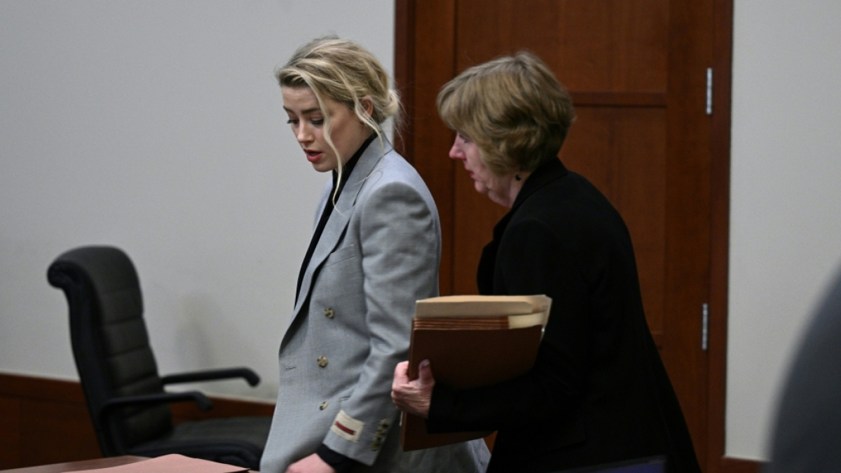 Amber Heard mit ihrer Anw&auml;ltin Elaine Bredehoft. (Foto)