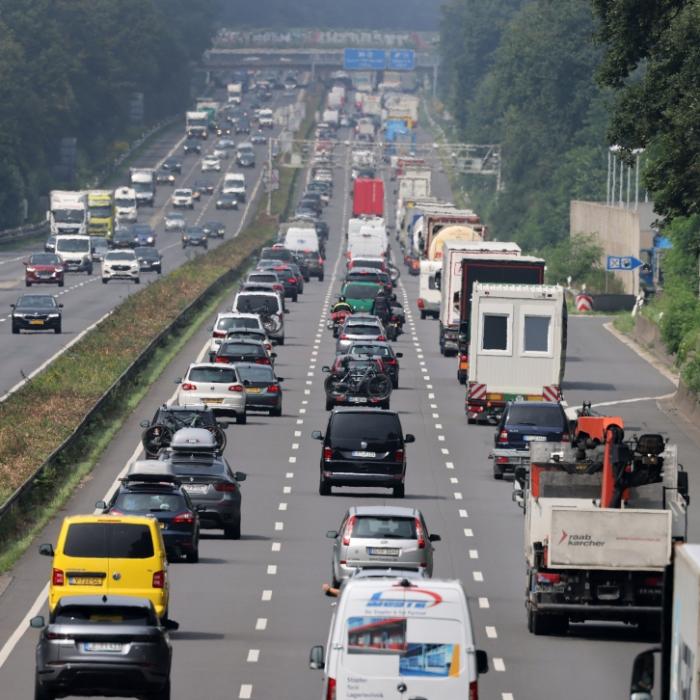 Autobahn-Chaos zum Ferienende! Auf diesen Strecken gibt's heute Stau-Alarm