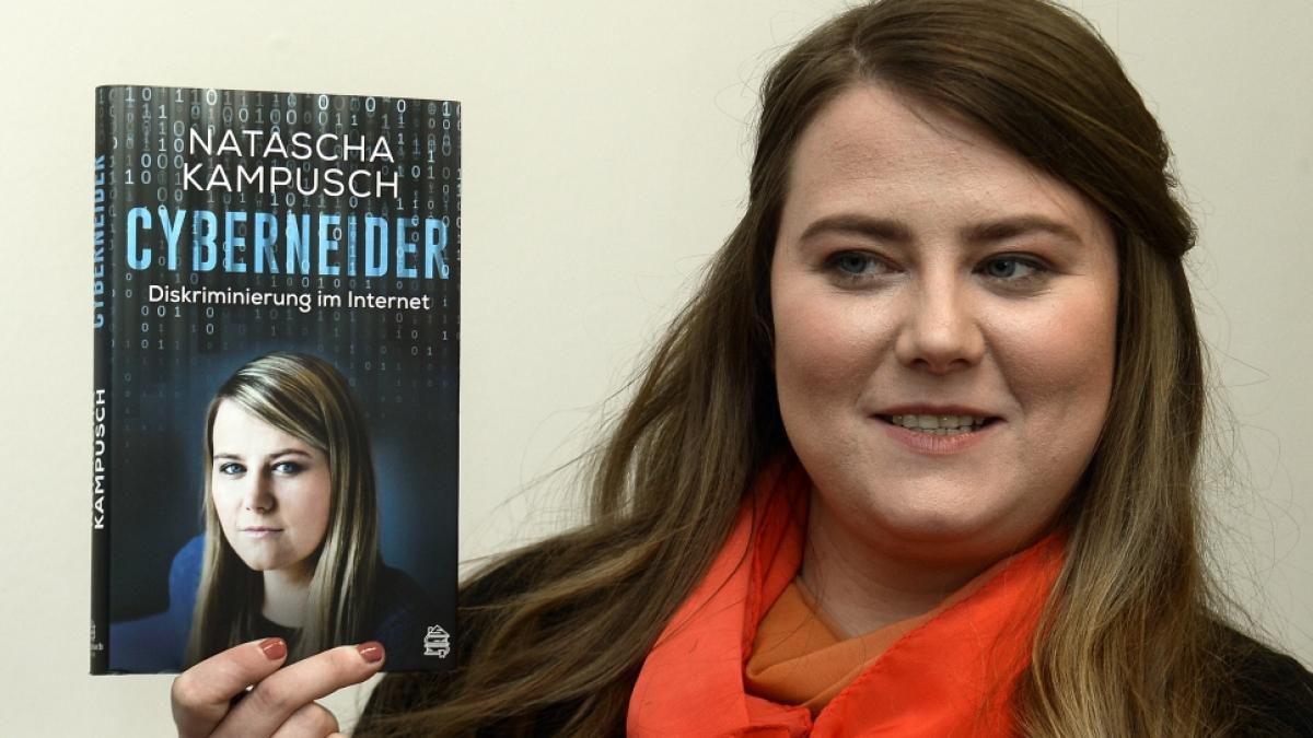 Natascha Kampusch pr&auml;sentiert ihr Buch "Cyberneider - Diskriminierung im Internet". (Foto)