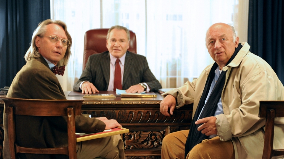 B&uuml;rgermeister W&ouml;ller (Fritz Wepper, M.) bespricht mit Treptow (Andreas Wimberger, l.) und Huber (Wolfgang M&uuml;ller, r.) den Casino-Plan, da werden sie gest&ouml;rt. (Foto)