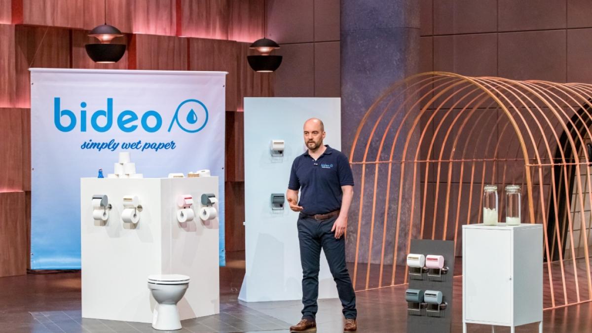 Thorsten Homma aus Elmenhorst pr&auml;sentiert mit "Bideo" einen Toilettenpapier-Befeuchter. Er erhofft sich ein Investment von 100.000 Euro f&uuml;r 20 Prozent der Anteile an seinem Unternehmen. (Foto)