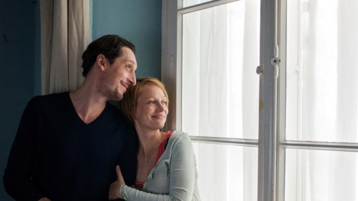 Martin (Hans L&ouml;w) und Fiona (Katharina Marie Schubert) frisch verliebt im Sommerhaus. (Foto)