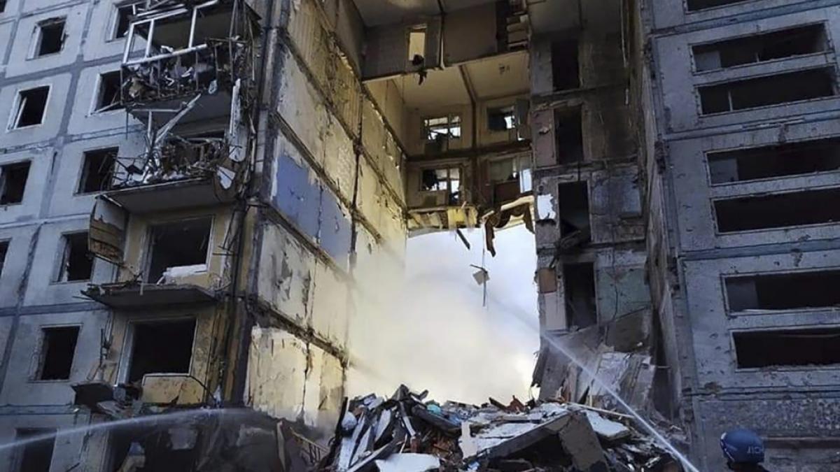 Auf diesem vom ukrainischen Katastrophenschutz zur Verf&uuml;gung gestellten Foto arbeiten Rettungskr&auml;fte an einem durch Beschuss besch&auml;digten Geb&auml;ude. (Foto)