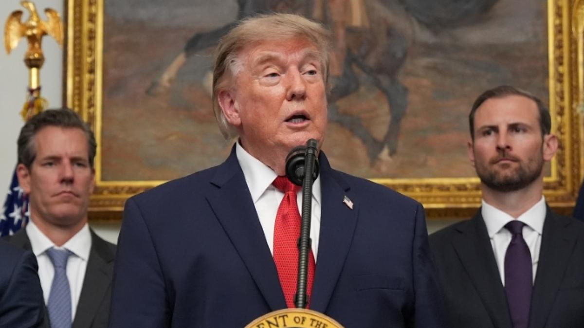 Eine neue Analyse enth&uuml;llt eine verbl&uuml;ffende Vermutung &uuml;ber Donald Trump (Mitte). (Foto)