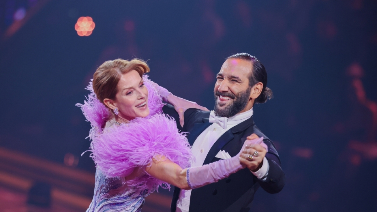 In Show 1 stand f&uuml;r Esther Schweins und ihren Tanzpartner Massimo Sinato ein Quickstep auf dem Programm - in der zweiten "Let's Dance"-Show tanzt die Schauspielerin eine feurige Rumba. (Foto)