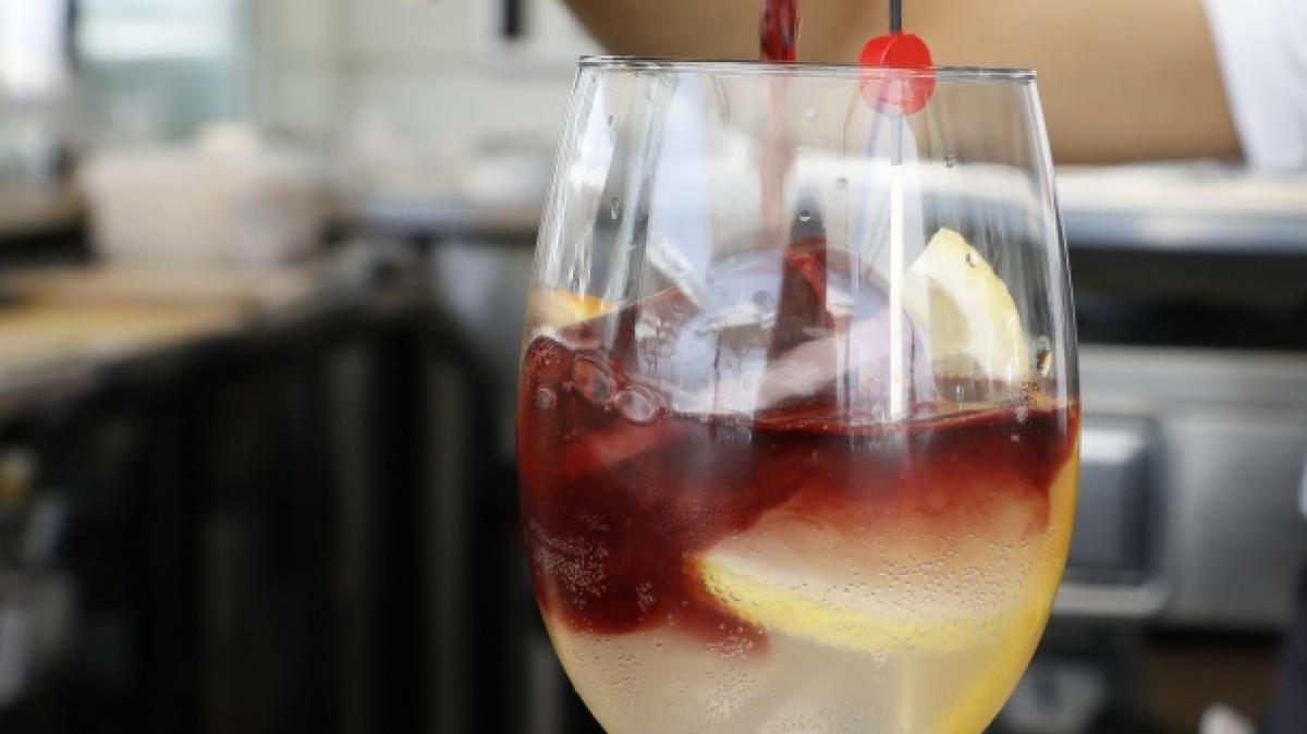 Ein Glas Tinto de verano, ein Gemisch aus Rotwein und Gaseosa (Zitronenlimonade), gilt in Spanien als Geheimtipp f&uuml;r hei&szlig;e Sommertage. (Foto)