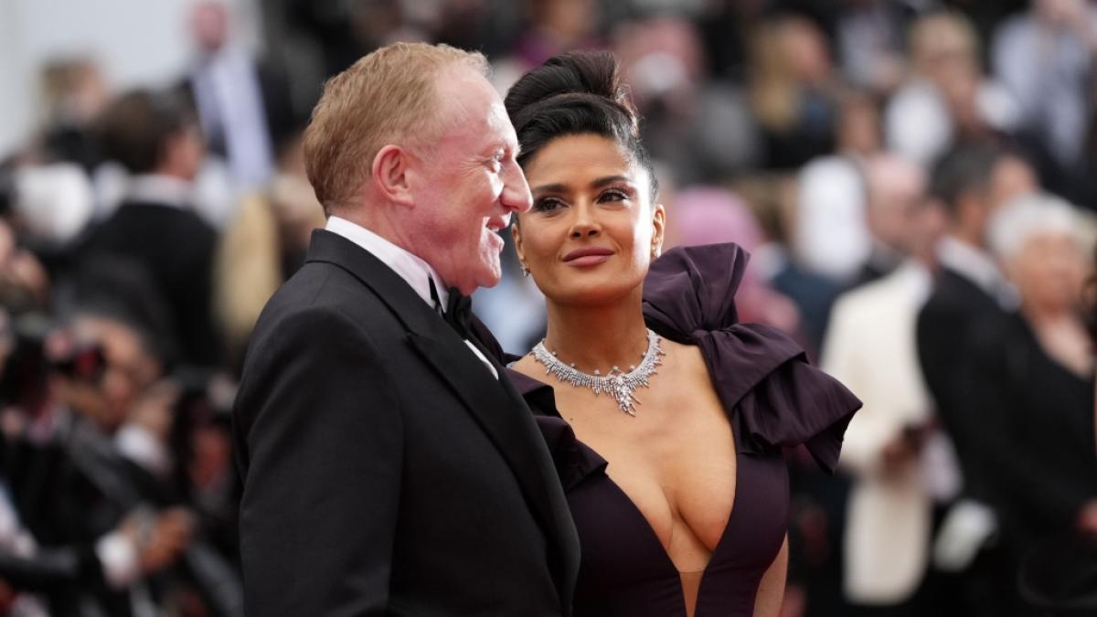Salma Hayek mit ihrem Ehemann Francois-Henri Pinault bei der Premiere des Films "Killers of the Flower Moon" bei den 76. Internationalen Filmfestspielen in Cannes. (Foto)