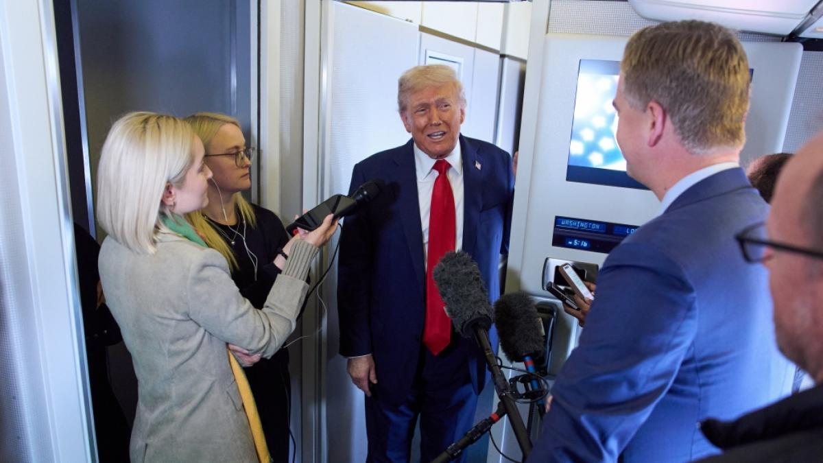 Donald Trump (Mitte) sprach in der Air Force One mit Reportern &uuml;ber seine Chancen, in den Himmel zu kommen. (Foto)