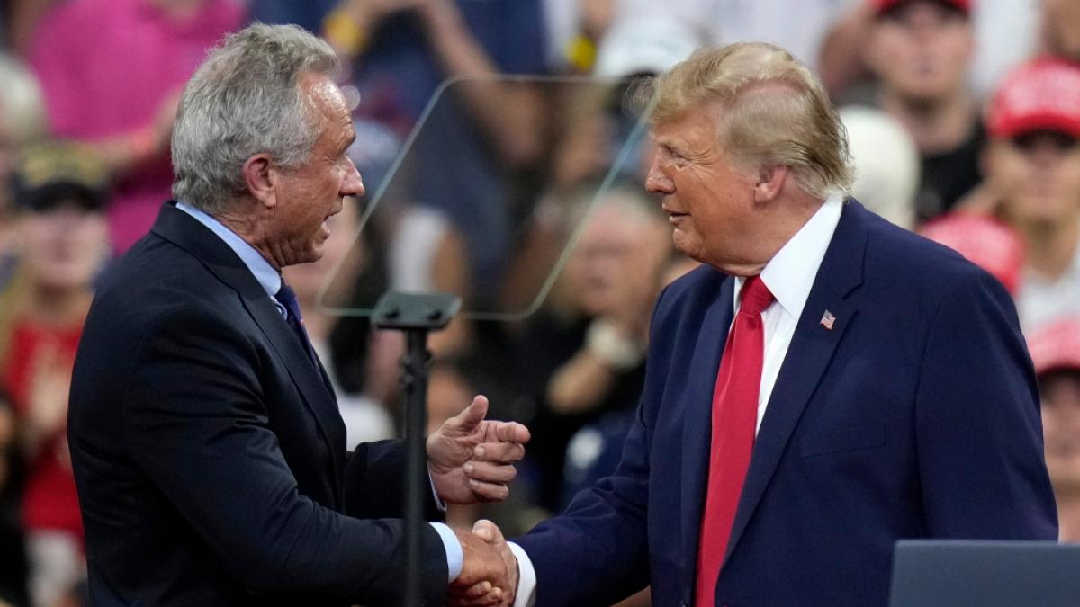 Bei einer Wahlkampfveranstaltung in Florida lobte Donald Trump (r.) den K&ouml;rper seines Gesundheitsministers Robert F. Kennedy Jr. (l.). (Foto)