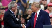 Bei einer Wahlkampfveranstaltung in Florida lobte Donald Trump (r.) den Körper seines Gesundheitsministers Robert F. Kennedy Jr. (l.).