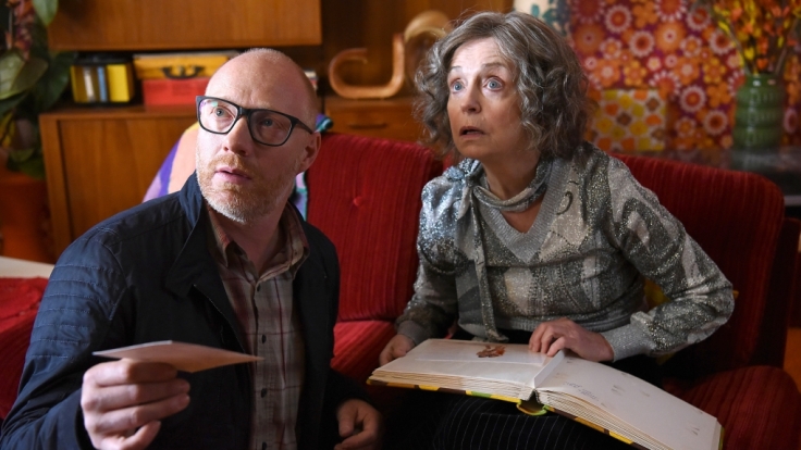 Thomas (Simon Schwarz) und Erika (Gisela Schneeberger) stöbern in alten Fotoalben. Doch bei Erikas Reise in die Vergangenheit kommen Familiengeheimnisse ans Licht, die besser in Vergessenheit geblieben wären.
