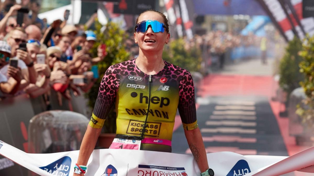 Laura Philipp aus Heidenberg wurde bei der Ironman-WM 2023 auf Hawaii Dritte - kurz nach dem Extrem-Triathlon brach die 36-J&auml;hrige jedoch zusammen. (Foto)