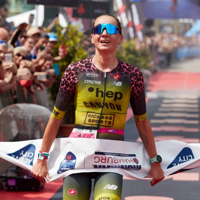 Zusammenbruch nach Ziel-Einlauf! Wie geht's der Triathletin jetzt?