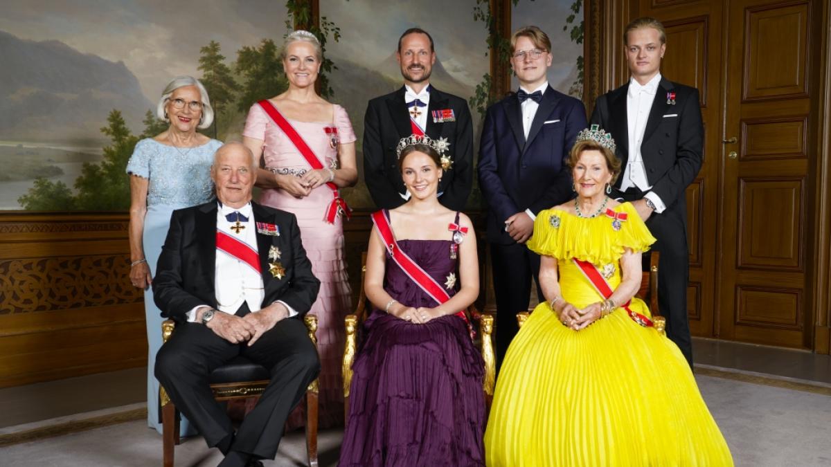Im norwegischen K&ouml;nigshaus herrscht derzeit keine derartige Idylle - schuld daran ist Marius Borg H&oslash;iby (hintere Reihe, ganz rechts), der Sohn von Kronprinzessin Mette-Marit (hintere Reihe, 2.v.l.). (Foto)