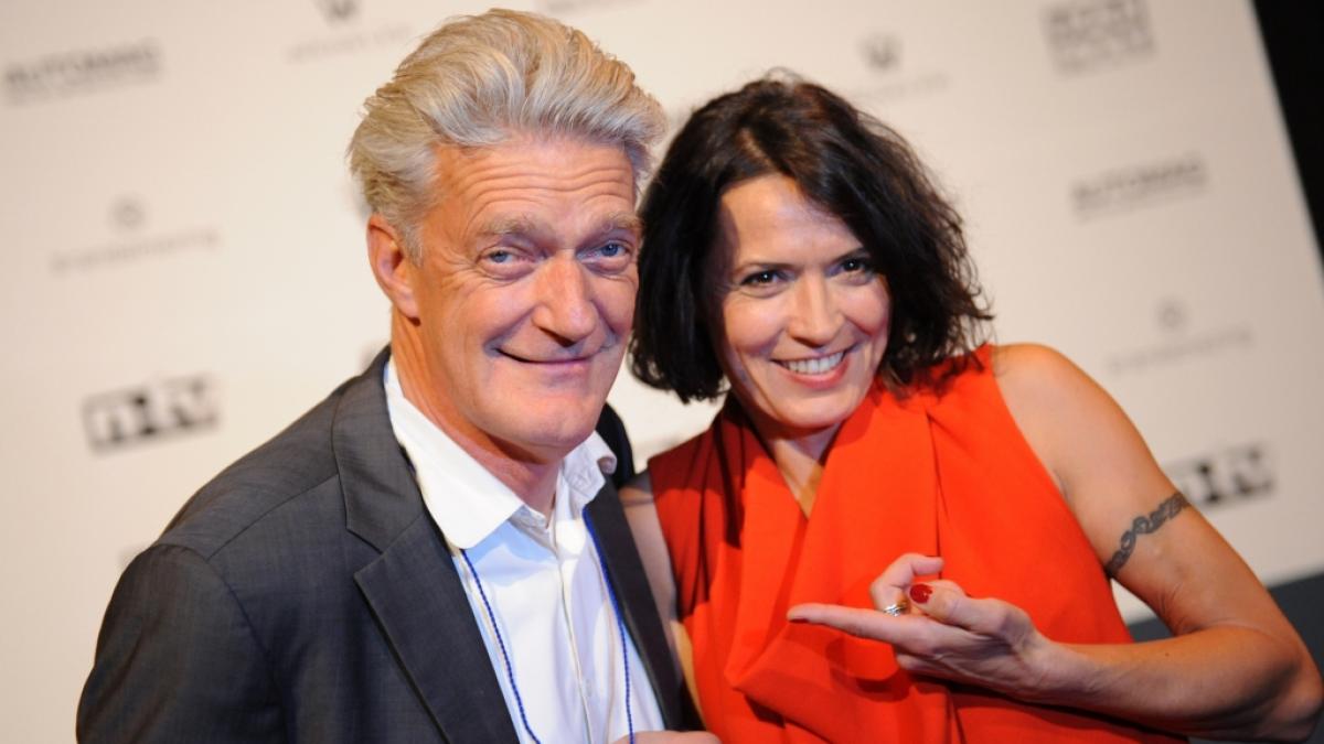 Max Moor und die Laudatorin, die Schauspielerin Ulrike Folkerts, posieren 2013 w&auml;hrend der Verleihung der "Best Human Brands Awards" in M&uuml;nchen&nbsp; f&uuml;r Fotos. Moor wurde als "Best Male Human Brand 2013" ausgezeichnet. (Foto)