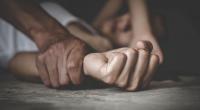 In Indien vertuschte ein Polizeibeamter eine Gruppenvergewaltigung.
