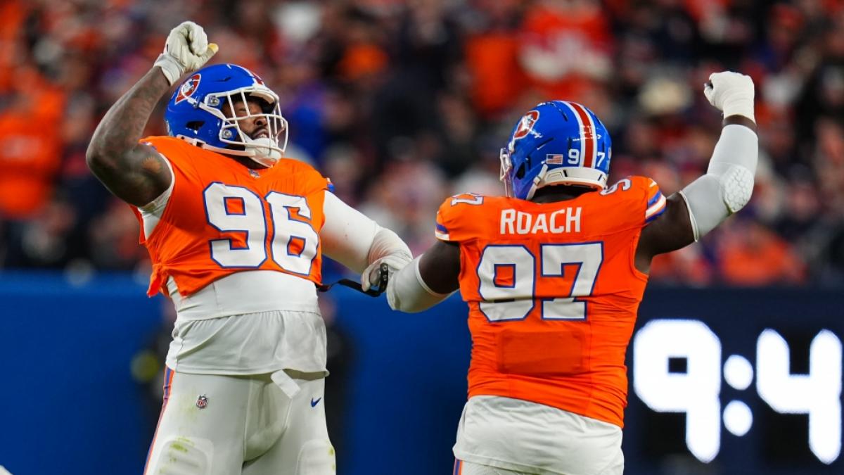 Eyioma Uwazurike (l) und Malcolm Roach (r) von den Denver Broncos jubeln, am 07.11.2025. (Symbolbild) (Foto)