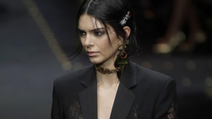 Kendall Jenner ohne BH auf dem Laufsteg.