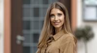 Moderatorin Cathy Hummels zieht mit ihrem voluminösen Dekolleté jetzt alle Blicke auf sich.
