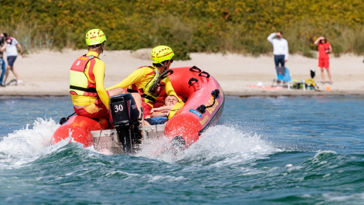 Die DLRG meldet einen Notfall mit einer Person im Wasser (Symbolbild). (Foto)