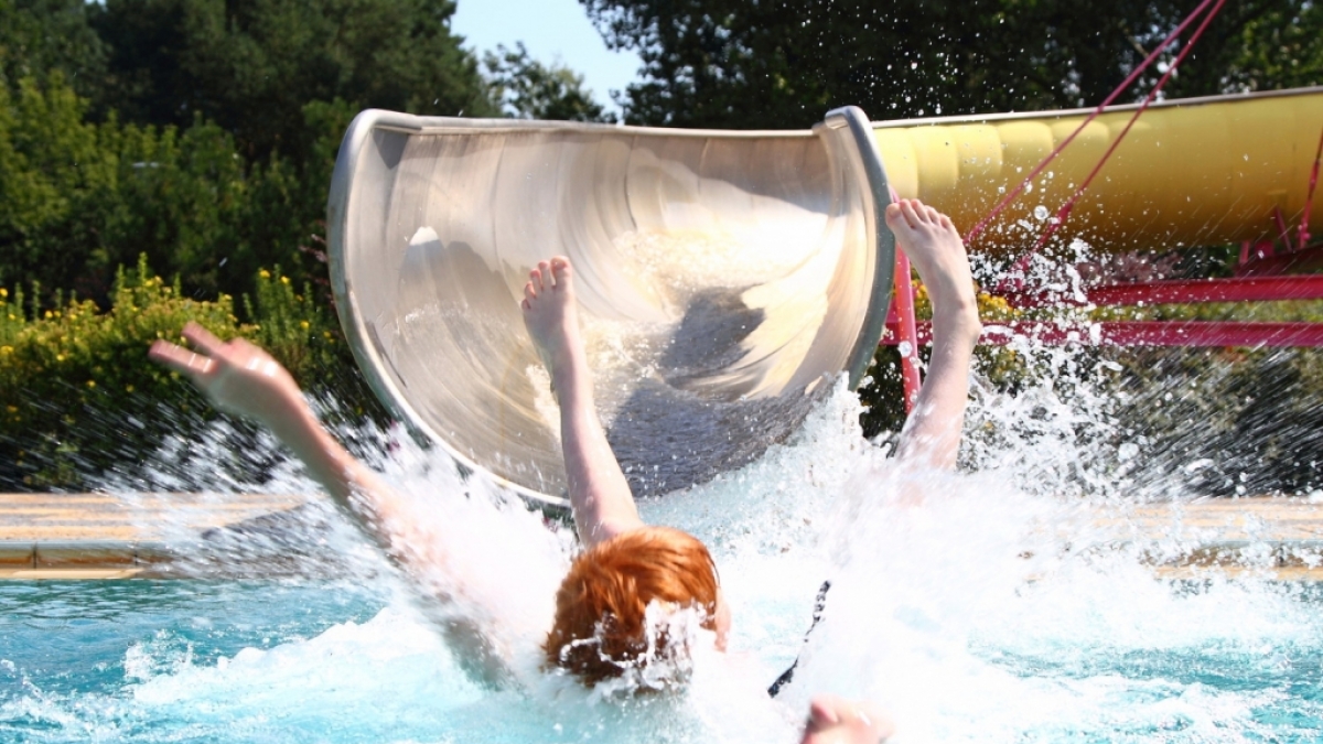 Als eine Britin eine Wasserrutsche hinabrutscht, prallt eine dicke Frau auf sie und zerquetscht sie fast. (Symbolbild) (Foto)