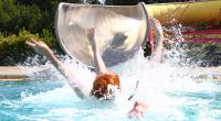 Als eine Britin eine Wasserrutsche hinabrutscht, prallt eine dicke Frau auf sie und zerquetscht sie fast. (Symbolbild)