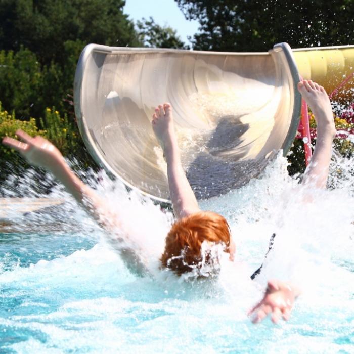 Horror-Urlaub! Dicke zerquetscht Frau auf Wasserrutsche