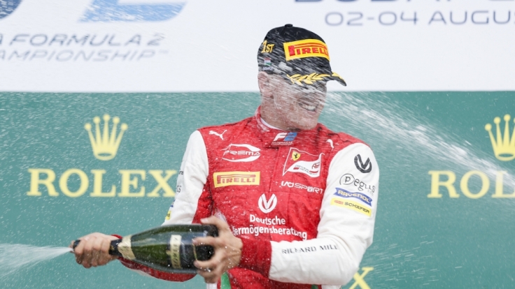 Mick Schumacher feiert seinen Formel-2-Sieg auf dem Hungaroring.