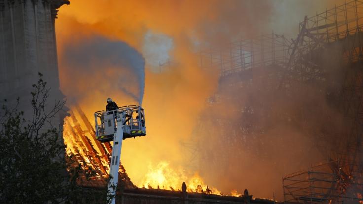 Der Kampf gegen die Flammen scheint hoffnungslos.