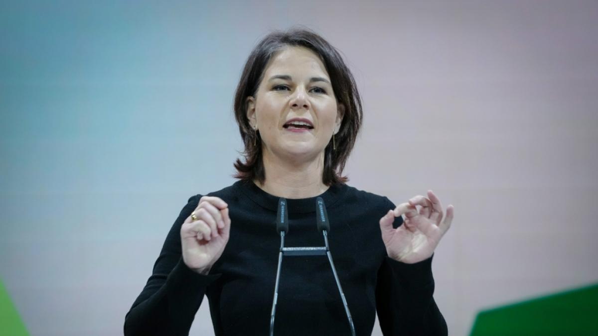 Annalena Baerbock wurde auf dem Parteitag von Claudia Roth verabschiedet. (Foto)