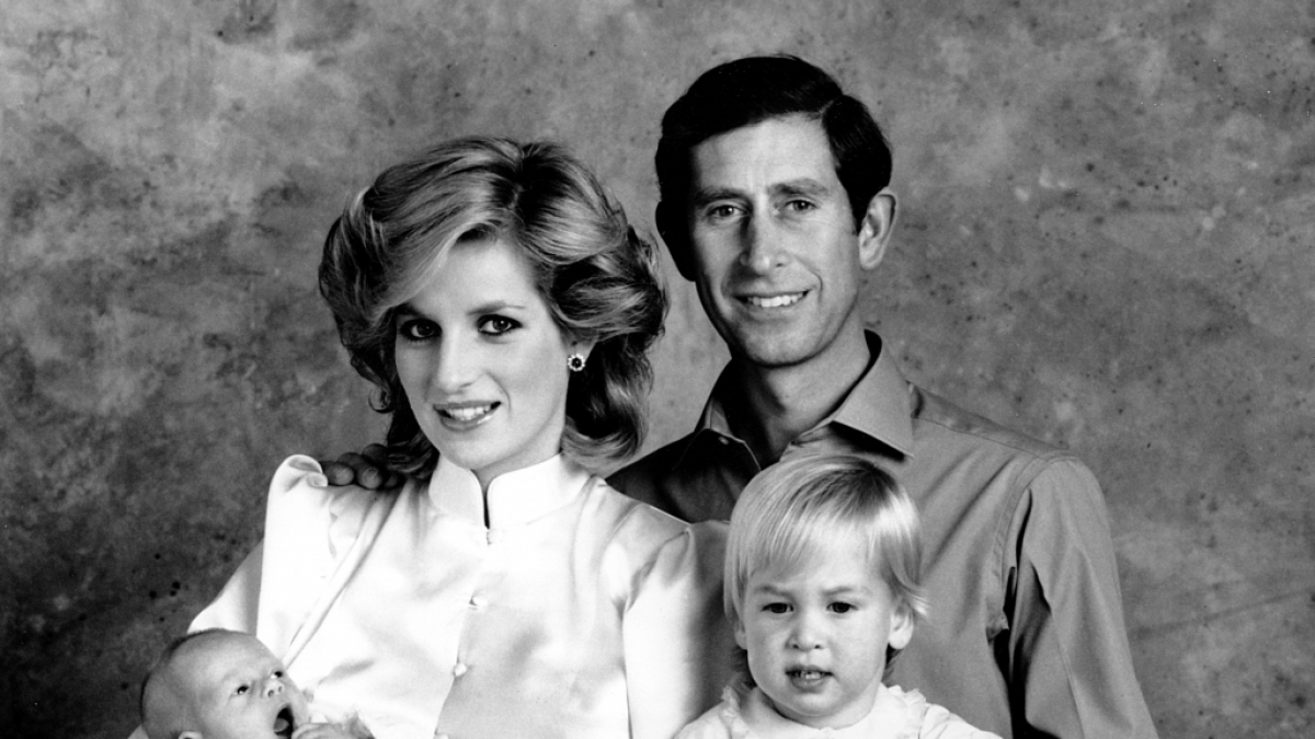 Der Schein tr&uuml;gt: Kurz nach der Geburt von Prinz Harry, hier auf dem Arm von Prinzessin Diana, war die Ehe von Lady Di und Prinz Charles schon irreparabel zerr&uuml;ttet. (Foto)
