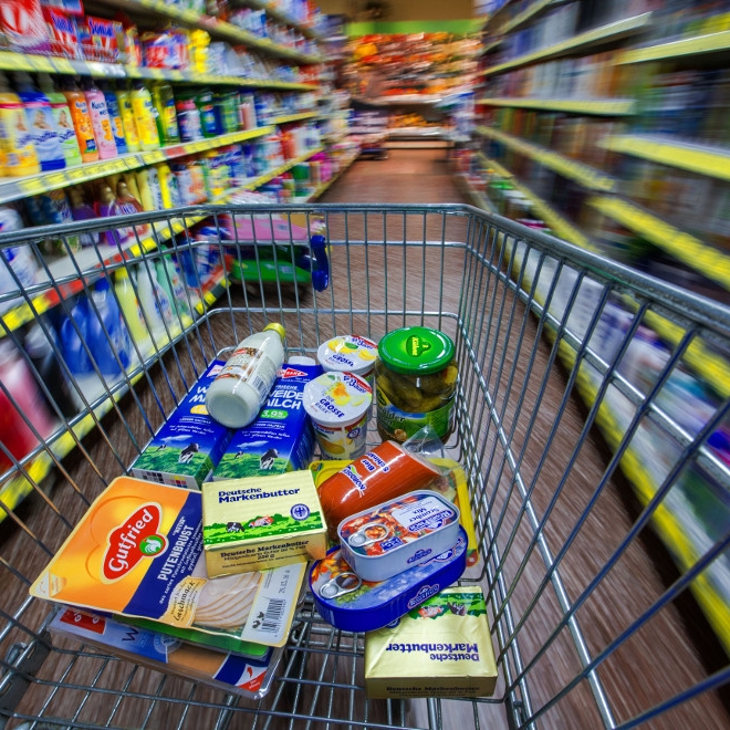 Völlig Betrunkene verrichtet ihr Geschäft im Supermarkt