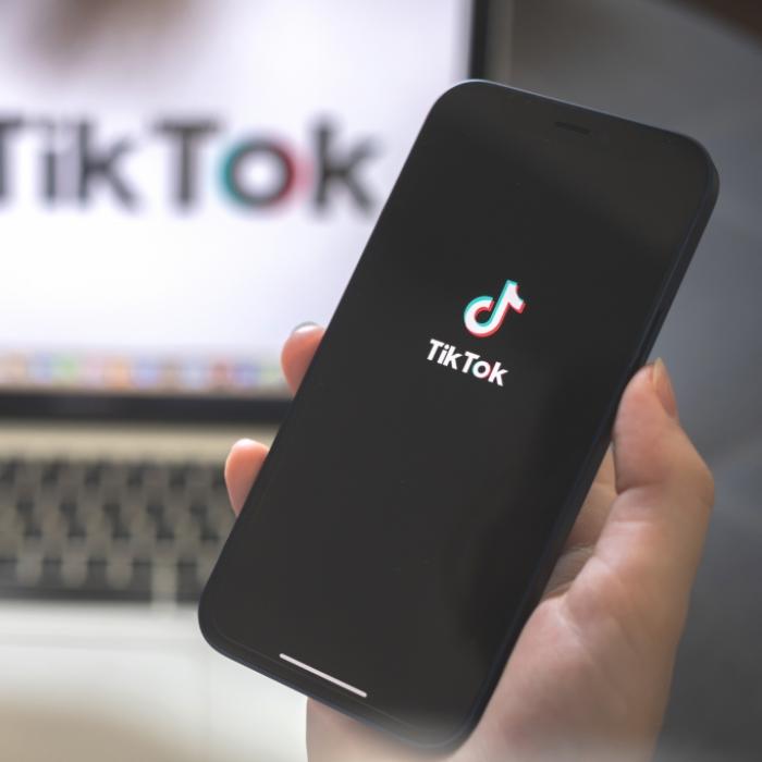 Er dachte, es sei nur Spaß! Junge (14) stirbt durch gefährlichen TikTok-Trend