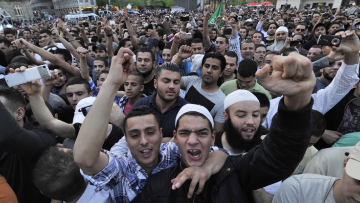 Anhänger des umstrittenen salafistischen Predigers Pierre Vogel in Frankfurt am Main (20.04.2011).
