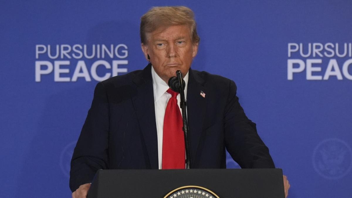 Nach dem Treffen mit Wladimir Putin versucht US-Pr&auml;sident Donald Trump sich zu rechtfertigen. (Foto)
