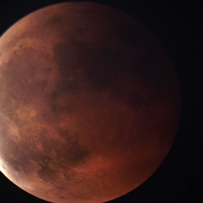 Blutmond trifft Supermond! Alle Infos zum Himmelsspektakel