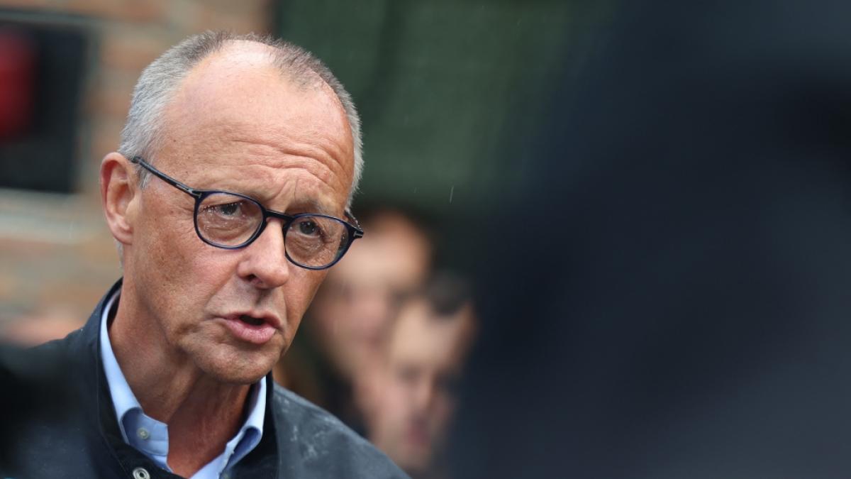 Nach seinem Sommerurlaub besuchte Friedrich Merz das Waldbrandgebiet in H&uuml;rtgenwald. (Foto)
