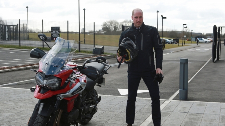 Prinz William frönte bei einer Besichtigung der Produktionshalle des Motoradherstellers Triumph Motorcycles seiner Leidenschaft für schnelle Zweiräder.