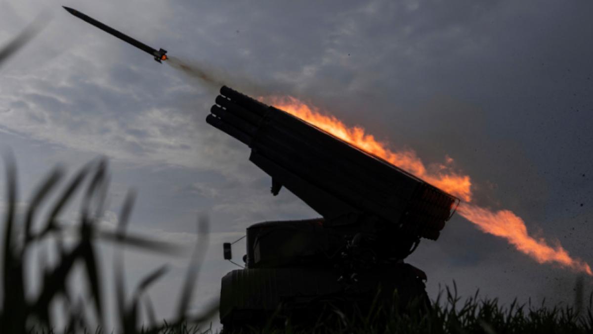 Eine ukrainische MSLR BM-21 "Grad" feuert auf russische Stellungen an der Frontlinie. (Foto)