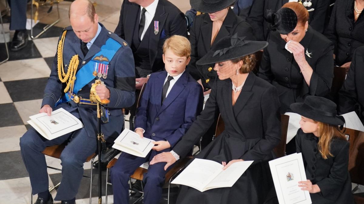 Prinzessin Kate hat lange gek&auml;mpft, doch nun hat die royale Tradition gesiegt und Kate muss von Sohn Prinz George Abschied nehmen. (Foto)