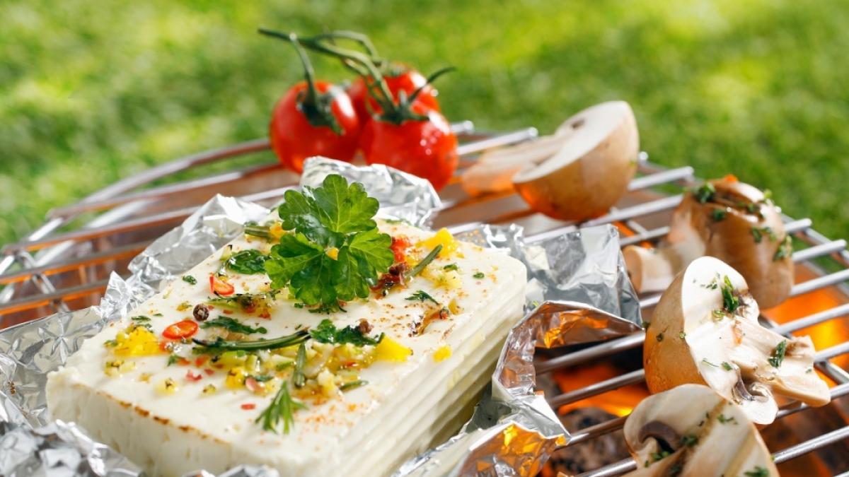 Alufolie geh&ouml;rt in der Grillzeit zur Standardausr&uuml;stung. Doch ist sie auch so gesund? (Foto)
